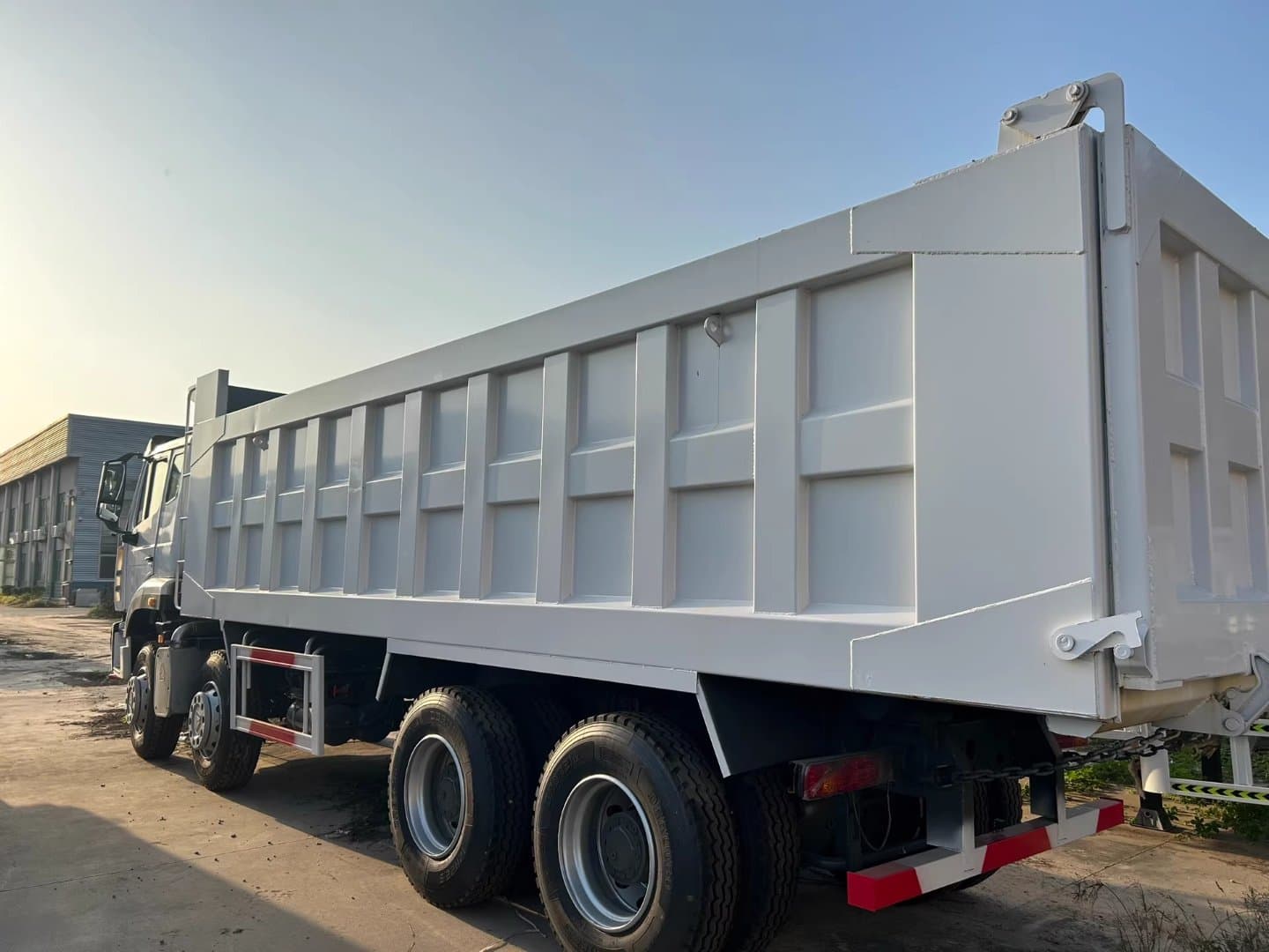 2025 Sinotruck HOWO 375 thumbnail 2